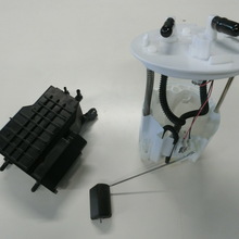 <p>左：キャニスタ　右：燃料ポンプモジュール<p>